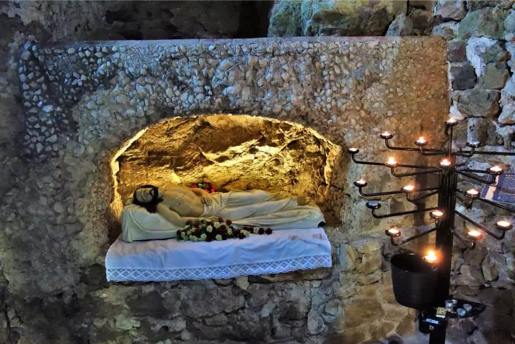 Velka Skalka - interier kaplnky, hrob Jezisa