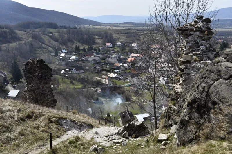 Vyhlad na dedinu zo zrucaniny hradu Sivy Kamen