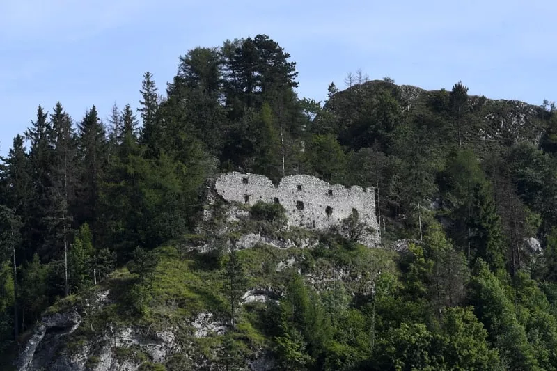 Zrucanina hradu Vrsatec v lese