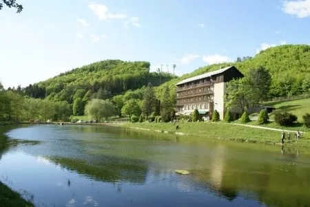 Prirodne kupalisko Opatova - areal a budova