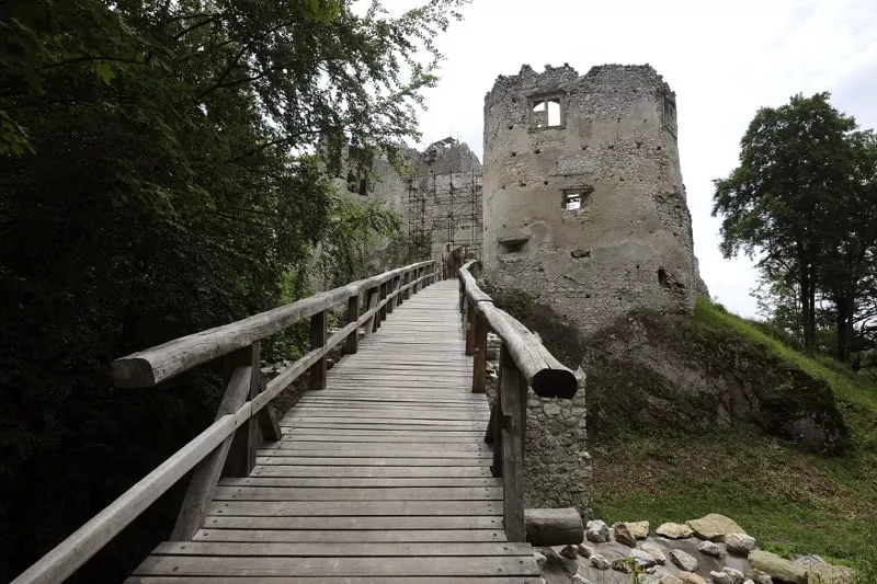 Dreveny mostik ku hradu Uhrovec