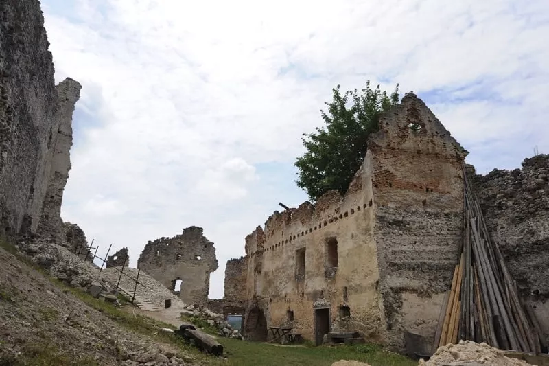 Zrucanina hradu Uhrovec