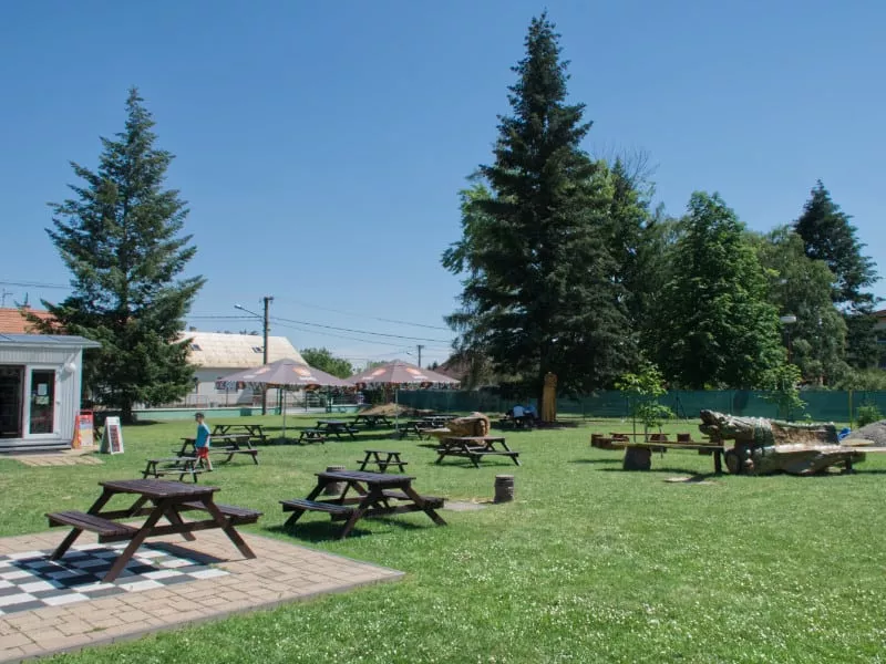 Areal a sedenie v parku miniatur v Podoli