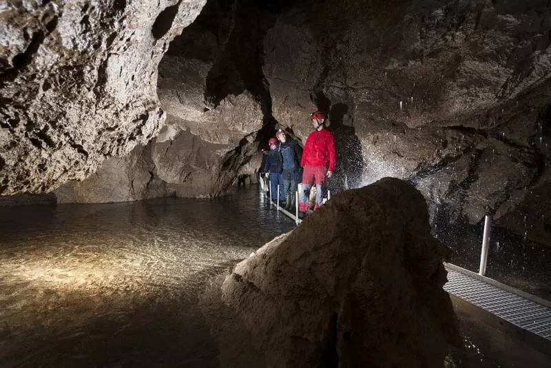 Prehliadka v Brestovskej jaskyni