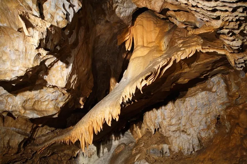 Prehliadka v Bystrianskej jaskyni