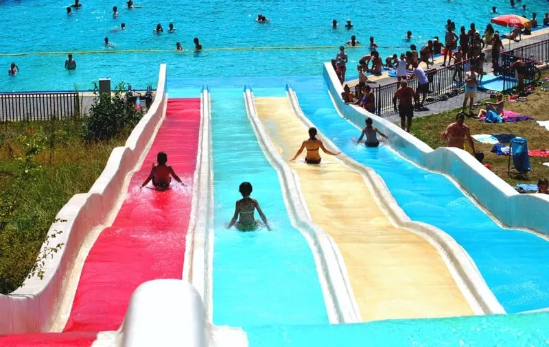 4 detske tobogany roznej farby a na konci dopadovy bazen.