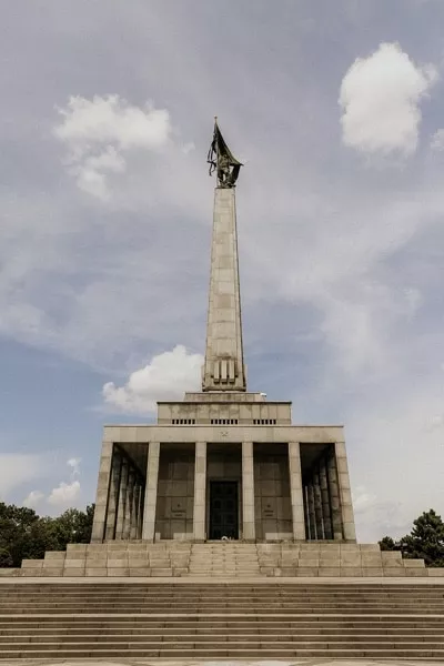Vyhlad na pomnik Slavin