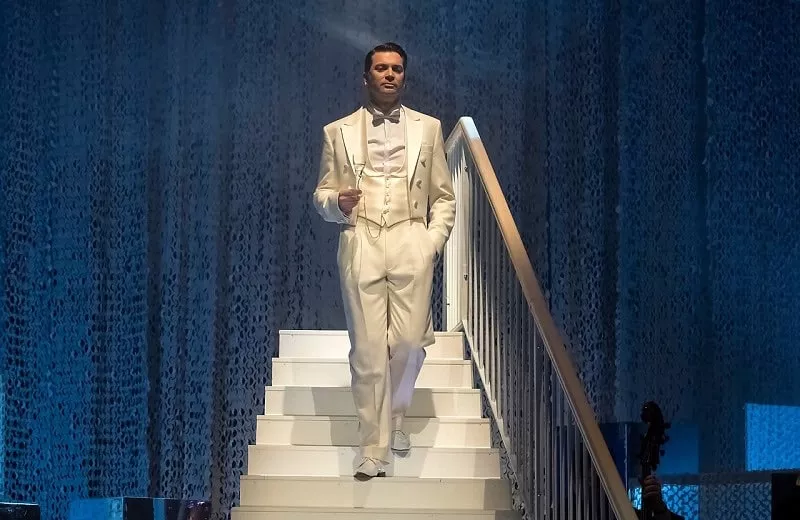 Predstavenie Gatsby, herec na schodoch
