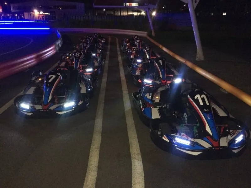 Odparkovane motokary v noci