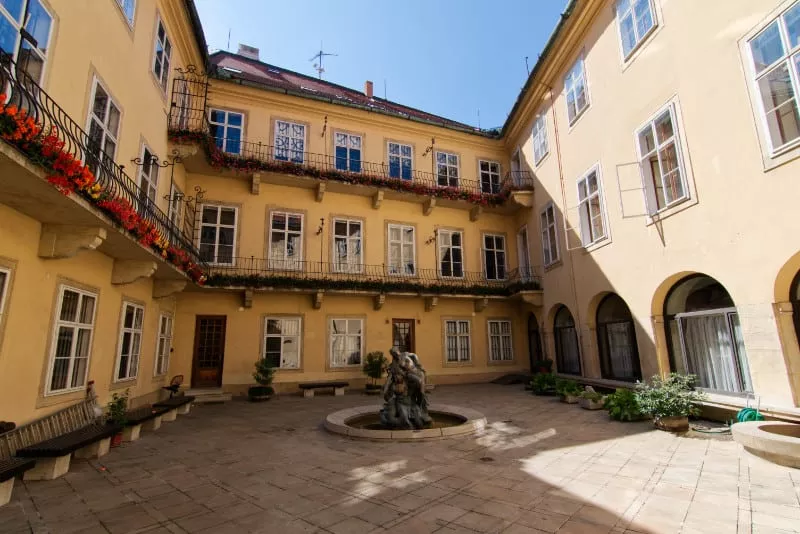 Galeria Mesta Bratislavy, Mirbachov palac nadvorie