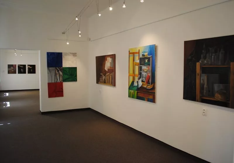 Obrazy na vystave v galerii