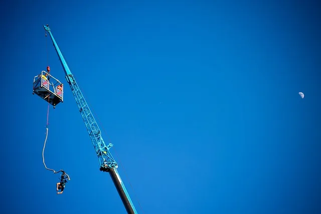 Bungee jumping zo žeriava