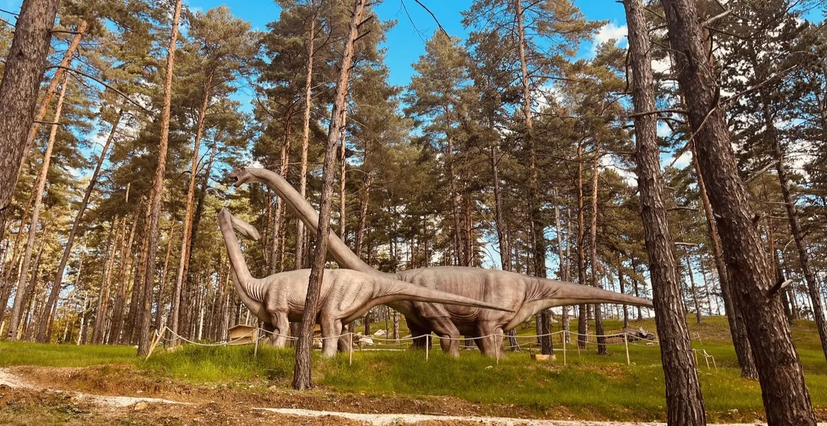 Dinopark Bojnice s maketou dinosaurov v reálnej veľkosti.