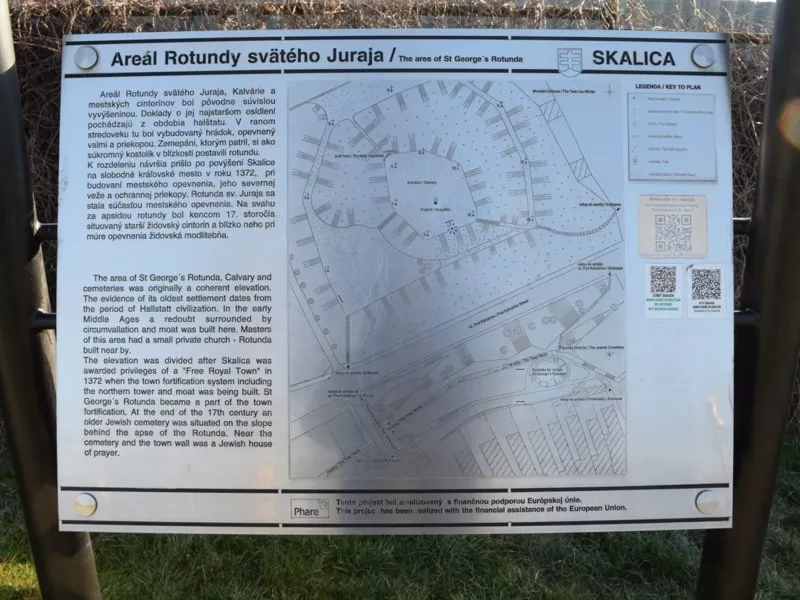 Informacna tabula k Rotunde sv Juraja a areali v Skalici
