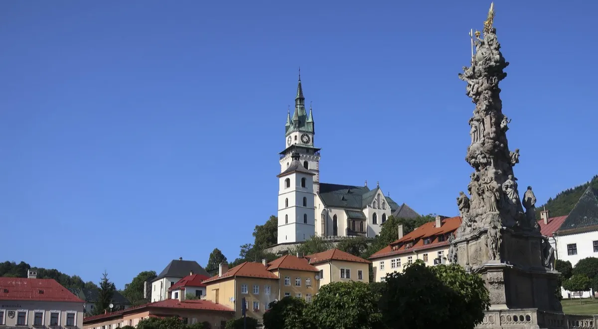 Centrum Kremnice s historickou vežou v strede snímky.