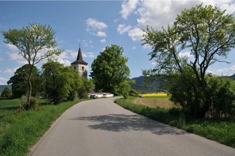 Goticky kostol a cesta k nemu