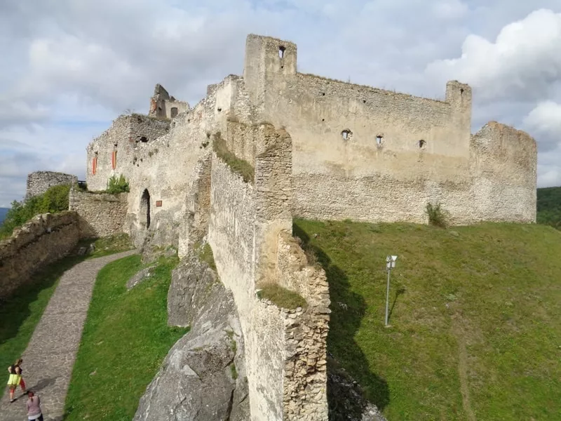 Hrad Beckov, chodnik na hrad