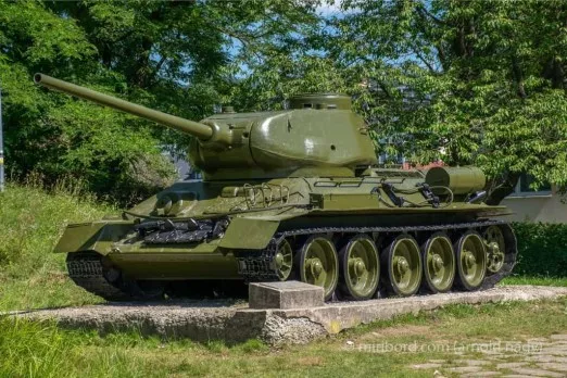 Tank v parku bojovej techniky vo vojenskom historickom muzeu vo Svidniku