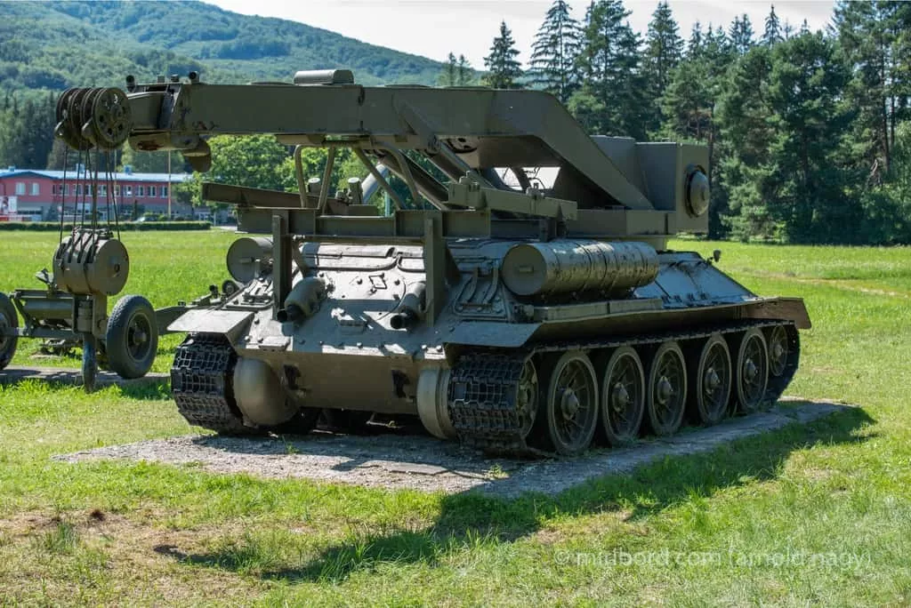 Tank v parku bojovej techniky vo vojenskom historickom muzeu vo Svidniku