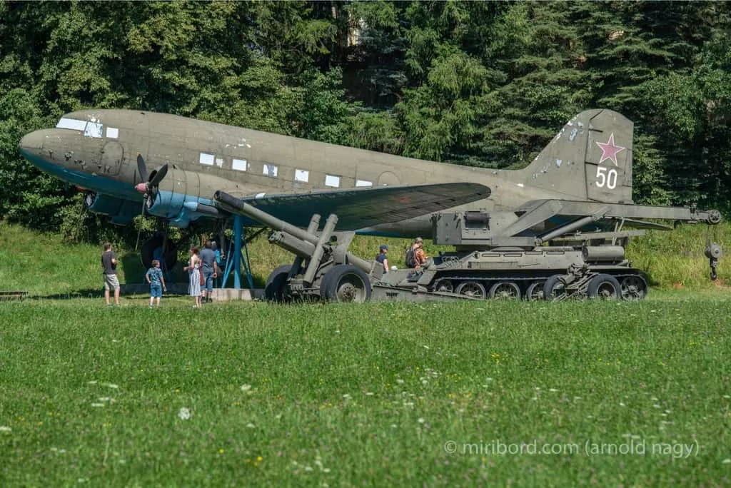 Lietadlo v parku bojovej techniky vo vojenskom historickom muzeu vo Svidniku