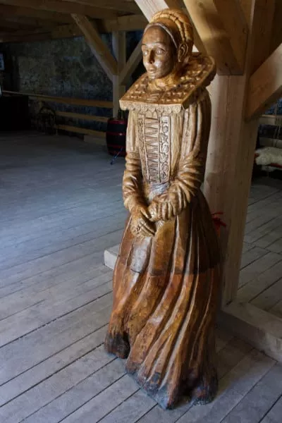 vyrezana socha z dreva, grofka Batoryova