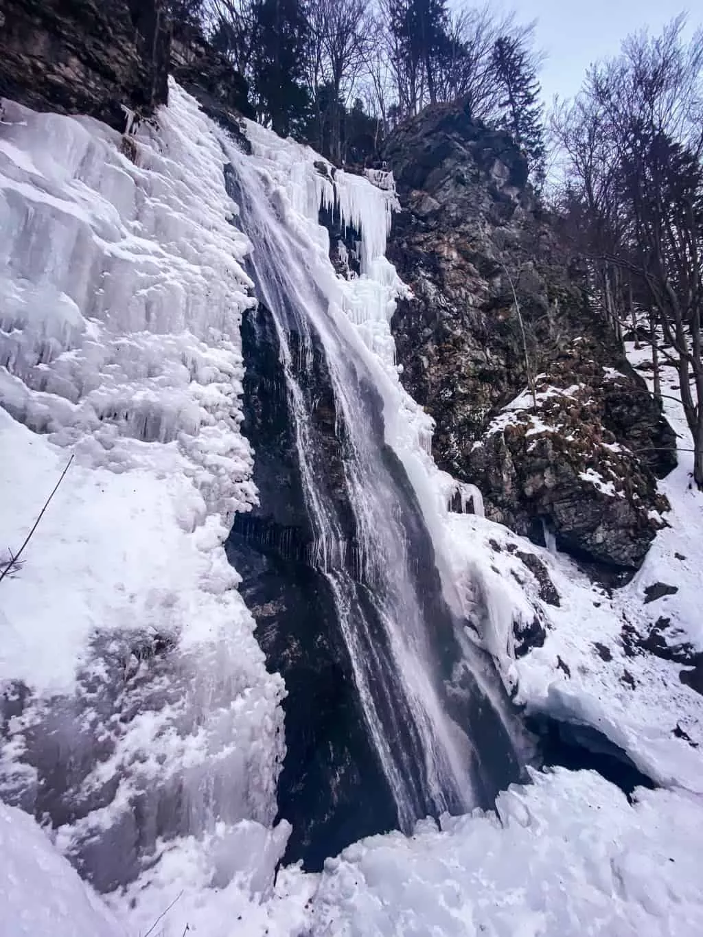 Sutovsky vodopad pocas zimy