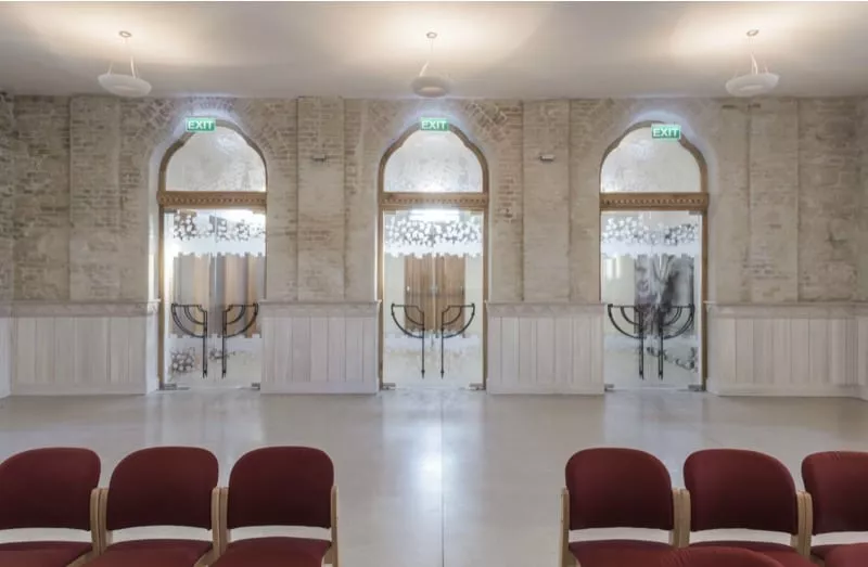 Interier synagogy, vchod