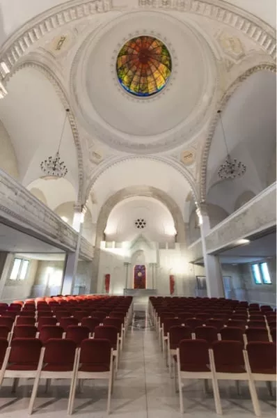 Interier synagogy, sedenie a strop