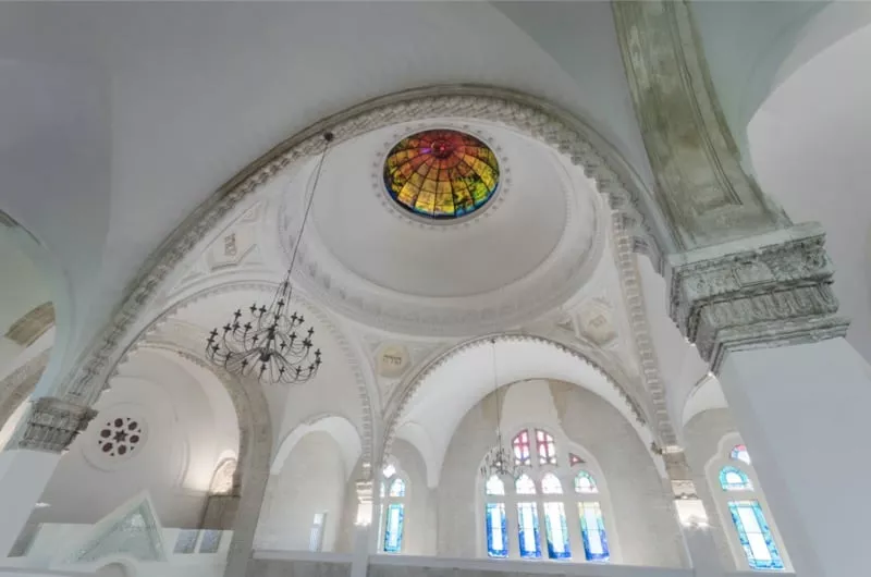 Interier synagogy, vyzdoba stropu
