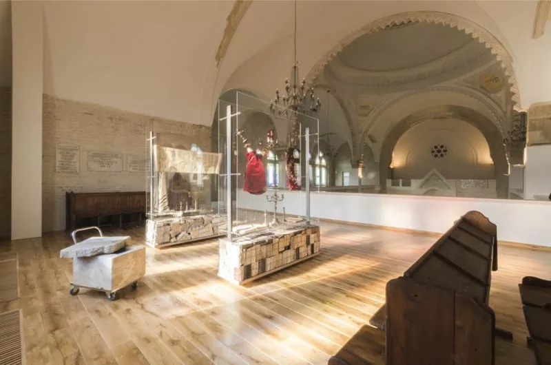 Interier synagogy, expozicia na poschodi