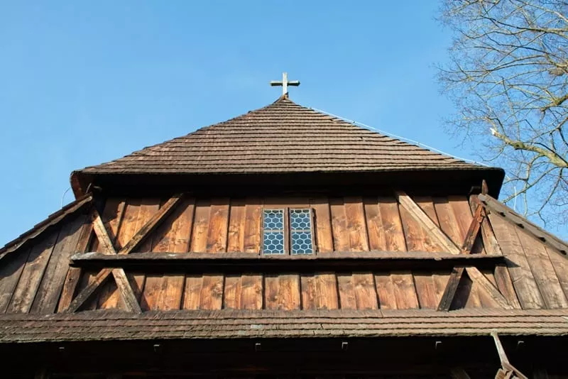 Detail zo strechy kostola