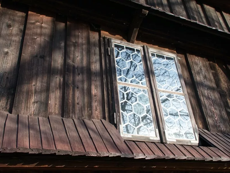 Detail okna dreveneho kostolika