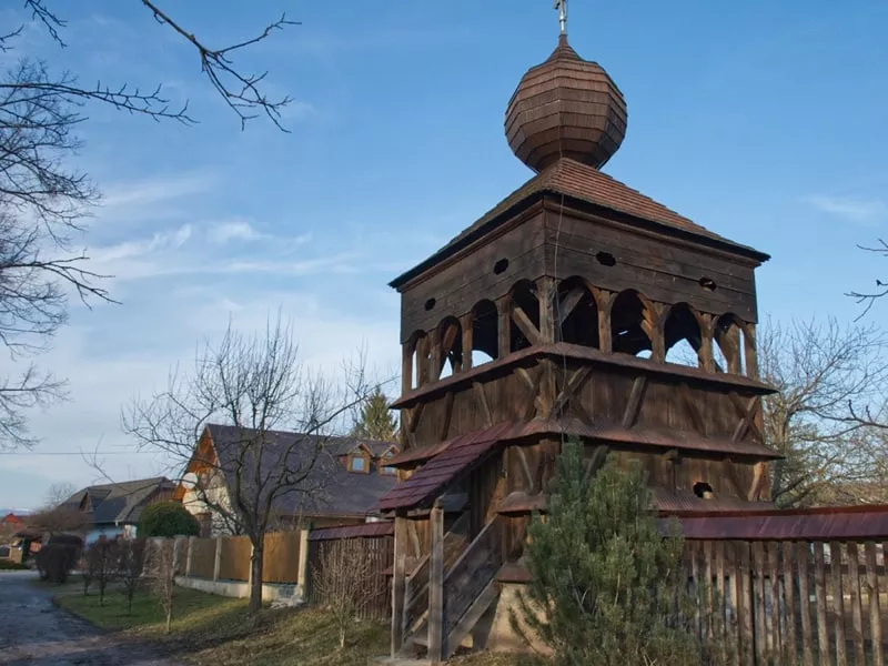 Zvonica pri drevenom kostoliku Hronsek