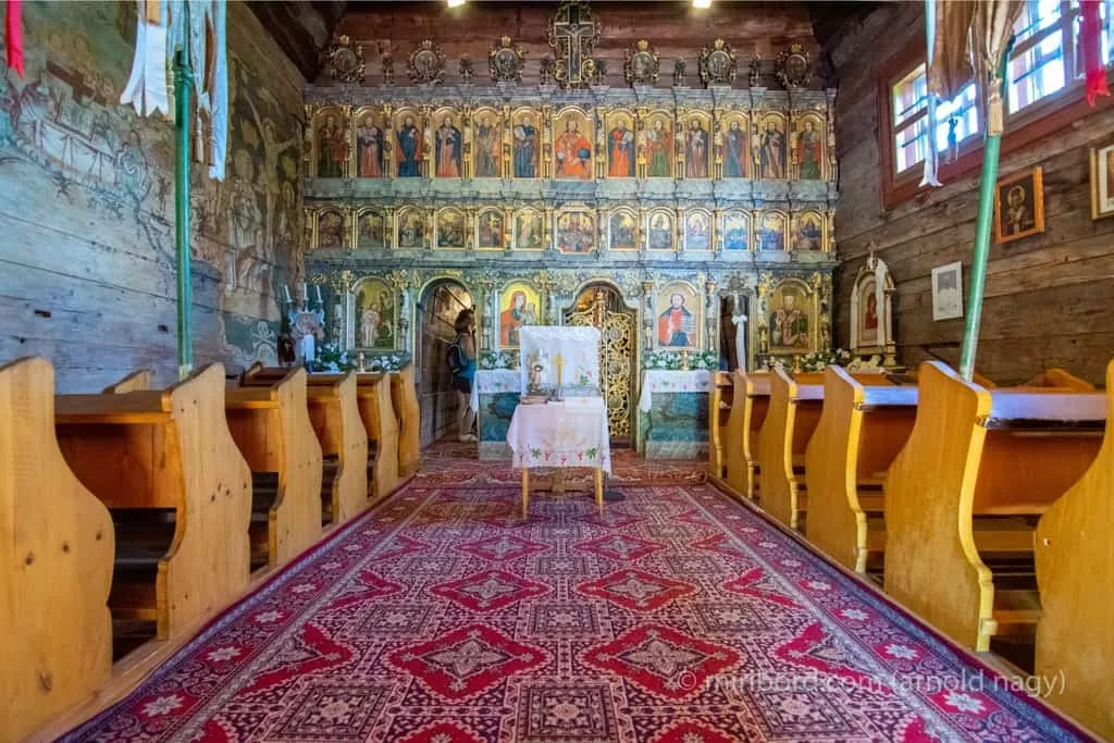 Interier dreveneho chramu sv. Mikulasa