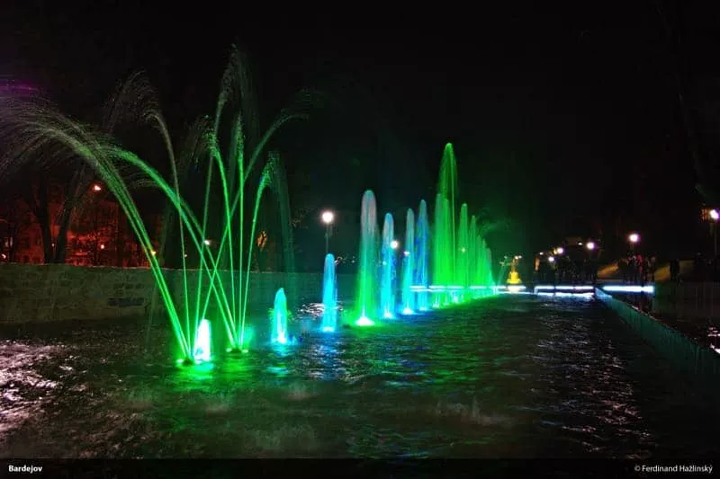 Osvetlena fontana vecer