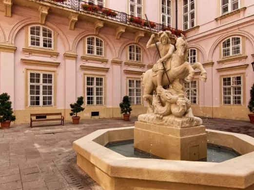 Fontana sv Juraja s drakom na nadvori Primacialneho palaca