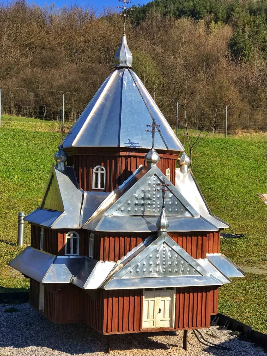Miniskanzen drevenych chramov bazilika Lutina