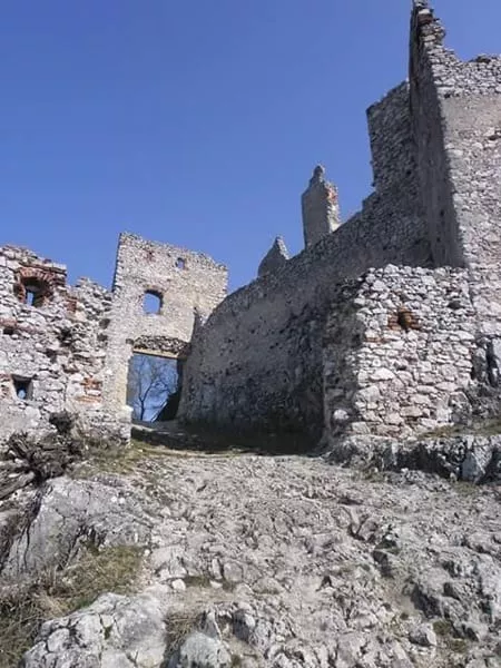 Zrucanina hradu z vnutra, zvysky hradieb a priestorov