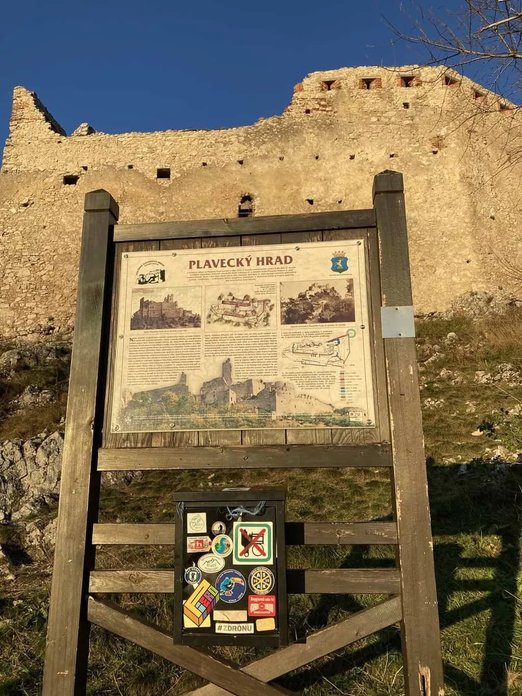 Informacna drevena tabula pod Plaveckym hradom