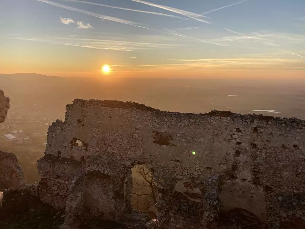 Zrucanina Plaveckeho hradu s vyhladom na zapad slnka