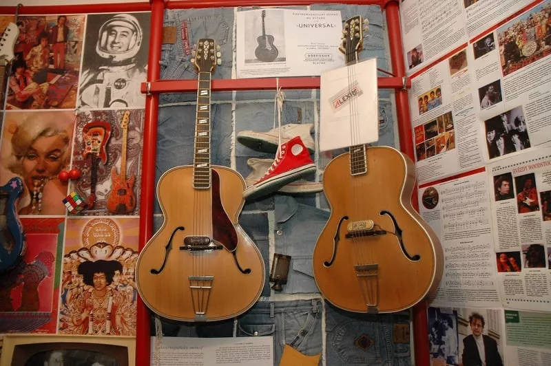 Gitarove muzeum - gitary a fotky na stene