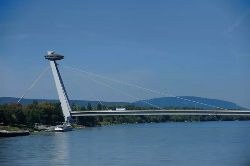 UFO a Novy most z profilu