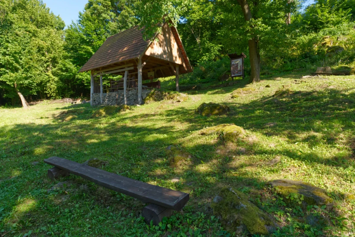 Hrad Šebeš altanok pod hradom