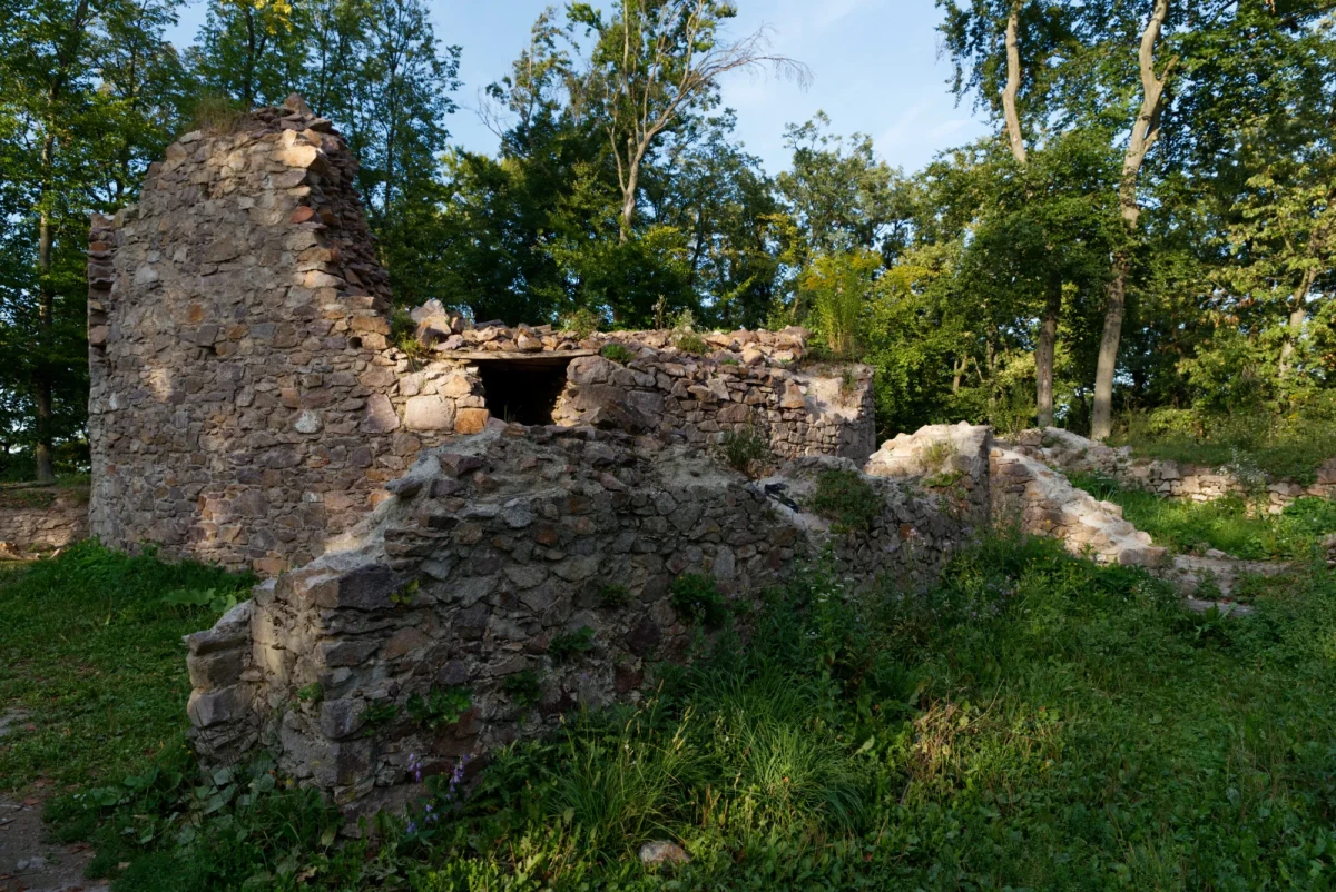 zrucanina hradu a pozostatky