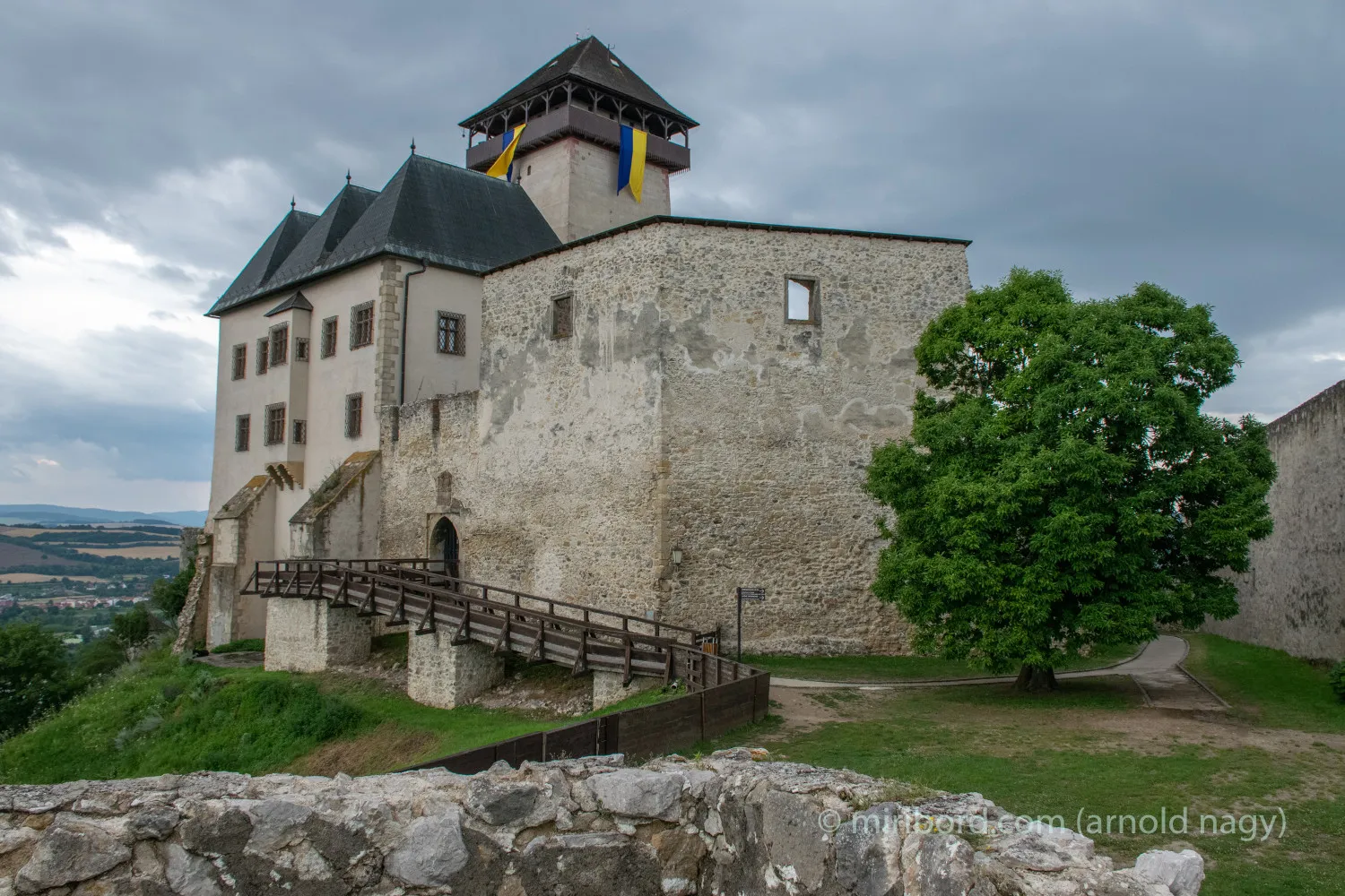 trenciansky hrad na jesen, zamracene