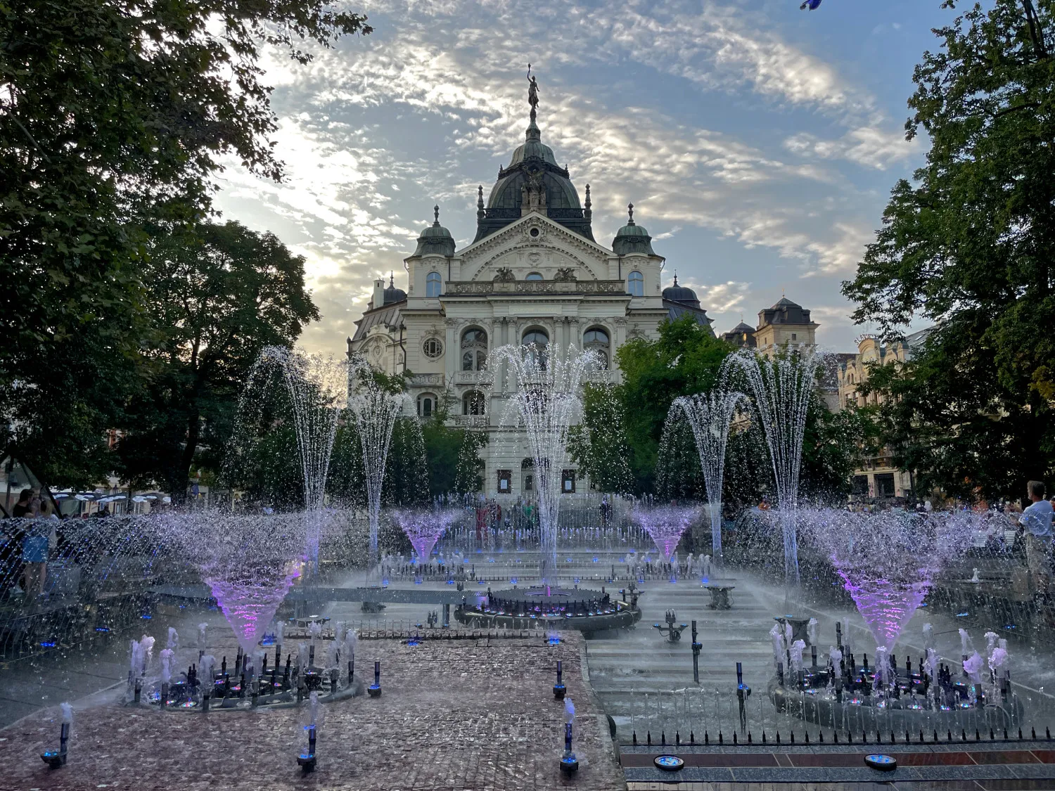 centrum mesta pri zapade slnka, spievajuca fontana