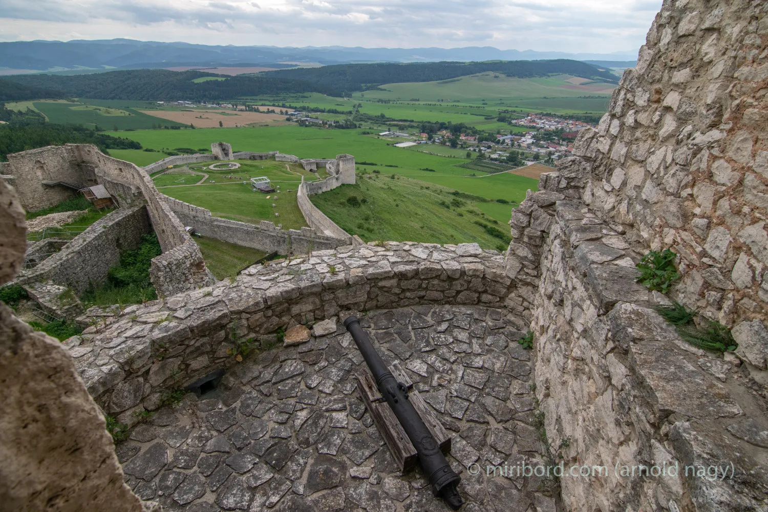 vyhlad na hrad a okolie, zamracene