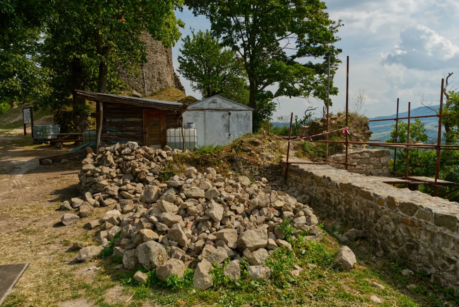 stavebny material a kamene v areali hradu