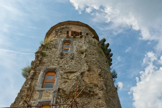 Hrad Slanec: zrúcanina zatiaľ neobjavená masami turistov