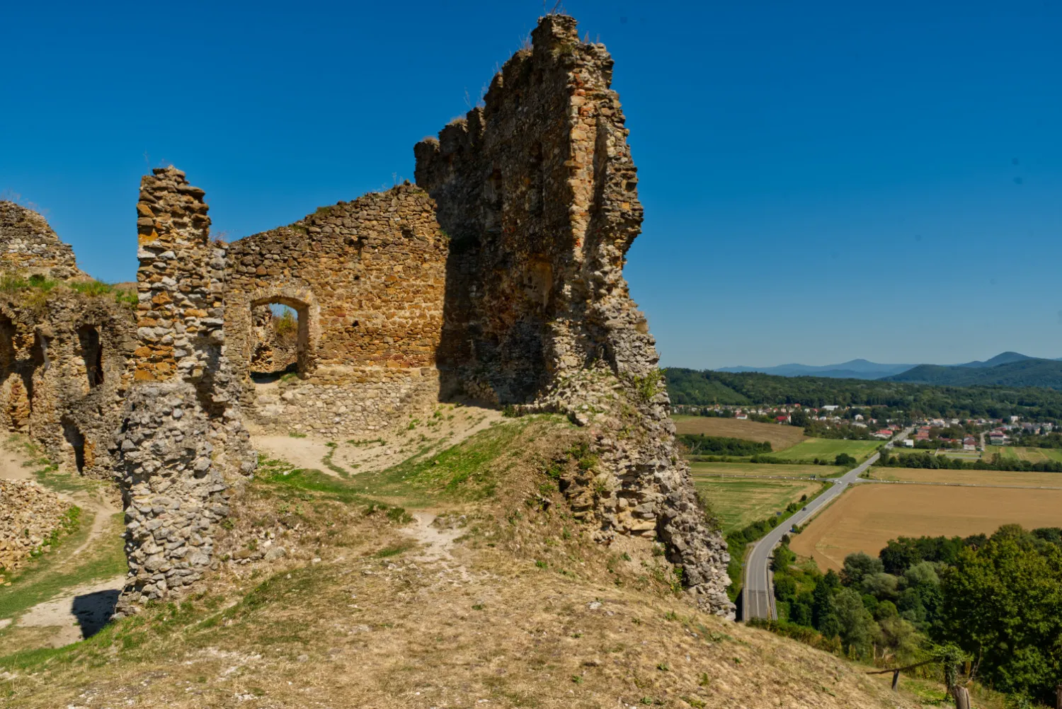 hradna zrucanina a vyhlad z hradu